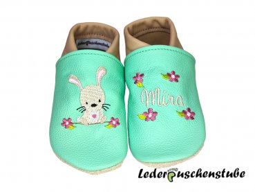 Lederpuschen mint-beige rechts Hase steingrau-weiß-altrosa Blumen altrosa-weiß-hellgrün und links Namen beige mit Blumen altrosa-weiß-hellgrün